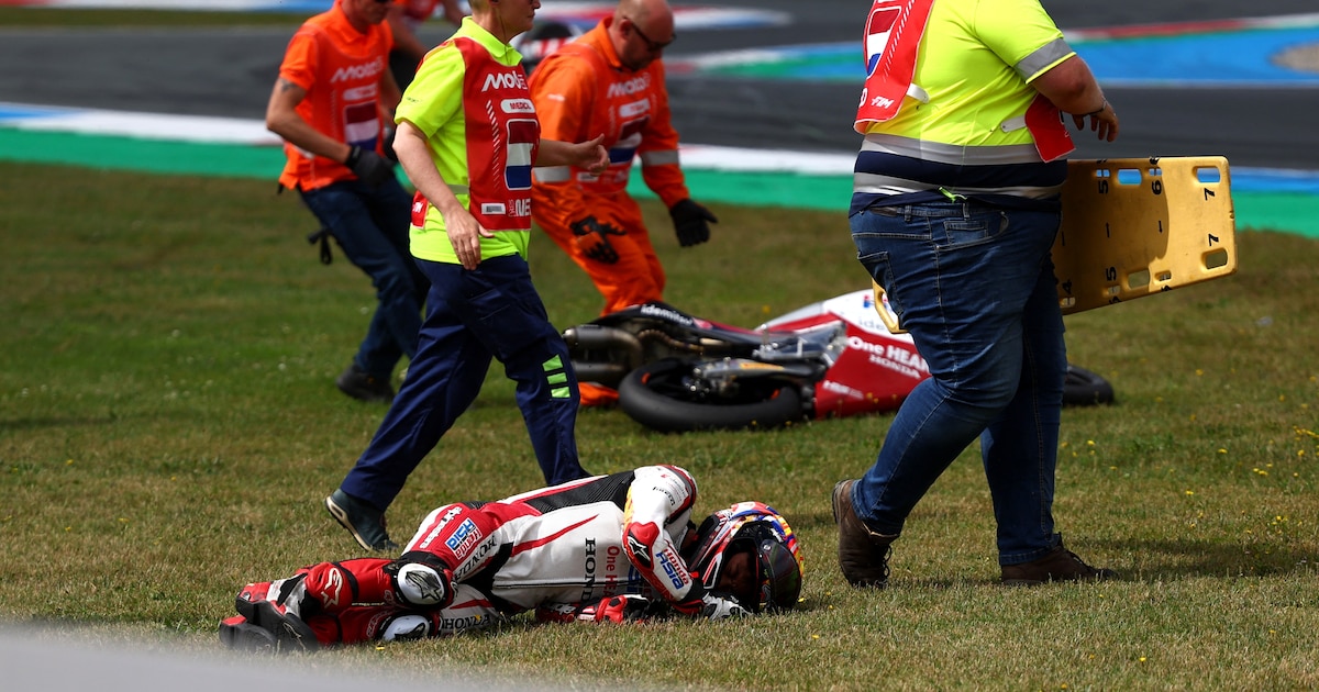 Espeluznante accidente en Moto 3: un piloto sufrió una fractura de tibia tras ser arrollado por un rival