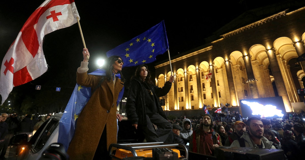 “¡Fin de la represión!”: cientos de personas se movilizaron en Georgia para exigir la liberación de los opositores detenidos