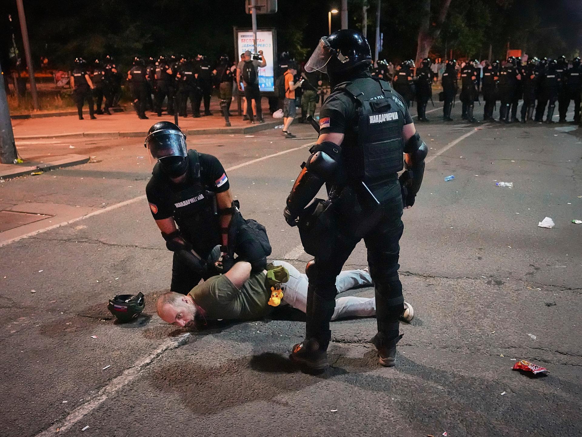El presidente de Serbia, promete más arrestos después de grandes protestas antigubernamentales