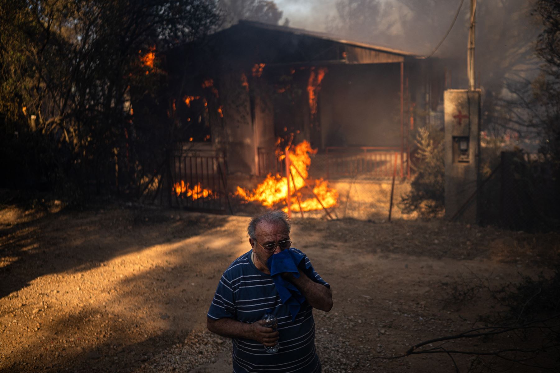 Evacuación masiva en Atenas por voraz incendio forestal