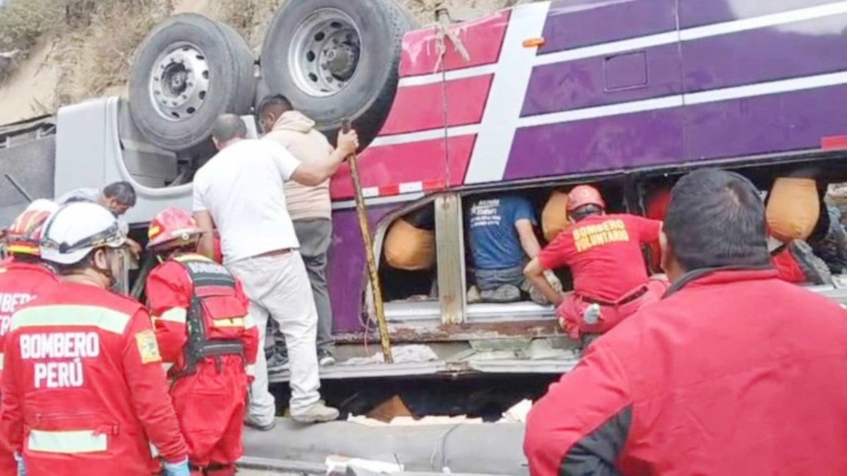 Accidente en Perú deja 15 muertos y 30 heridos al caer bus