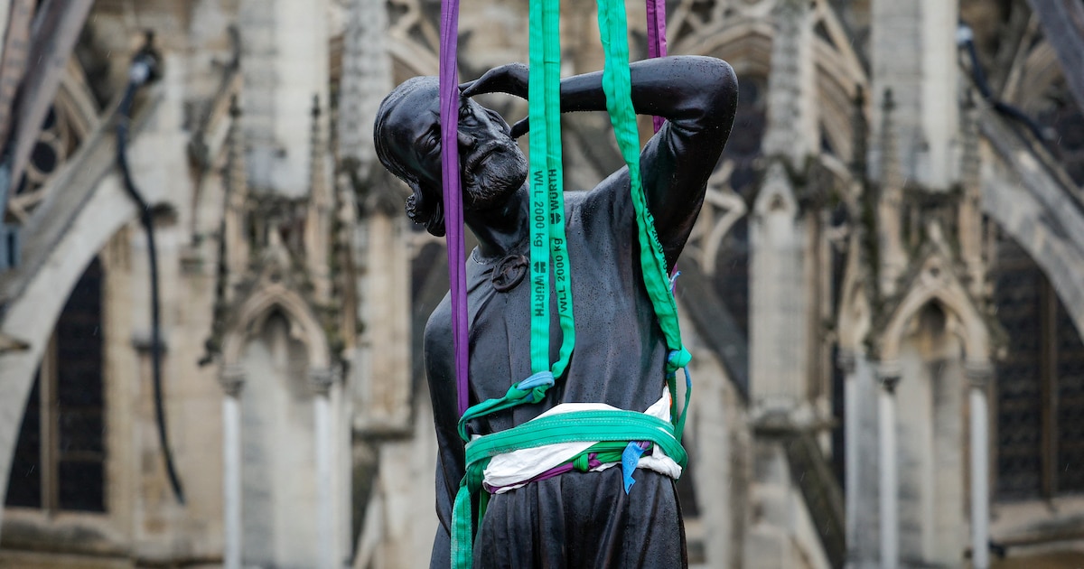 Notre Dame vuelve a instalar sus estatuas milagrosas en la aguja