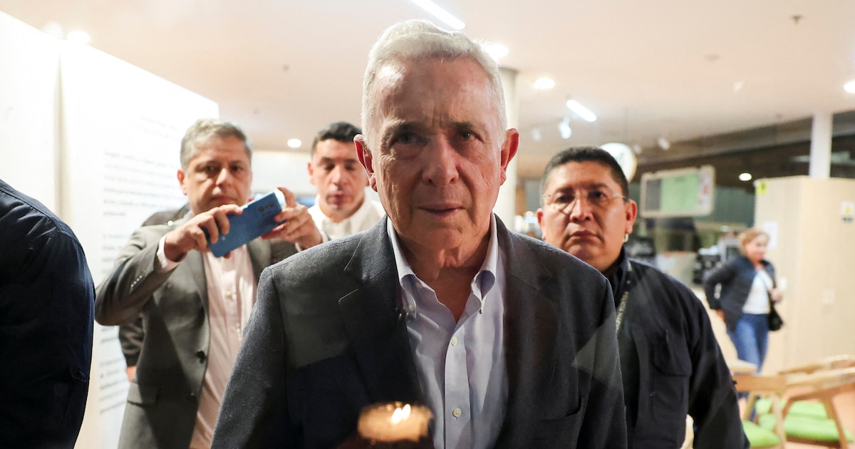 Uribe advierte que Petro impulsa una dictadura similar a Chávez
