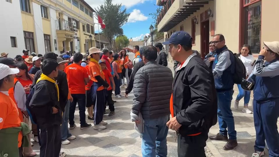 Voluntarios de la misión adventista Caleb limpian Cajamarca en acto solidario