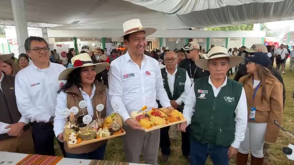 Ministro de Desarrollo Agrario degusta quesos premiados en Fongal Cajamarca