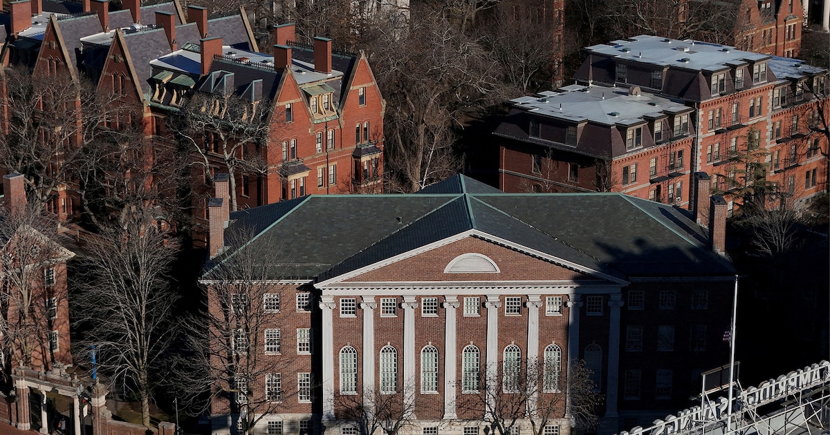 Harvard contempla invertir 500 millones para solucionar conflicto con Trump