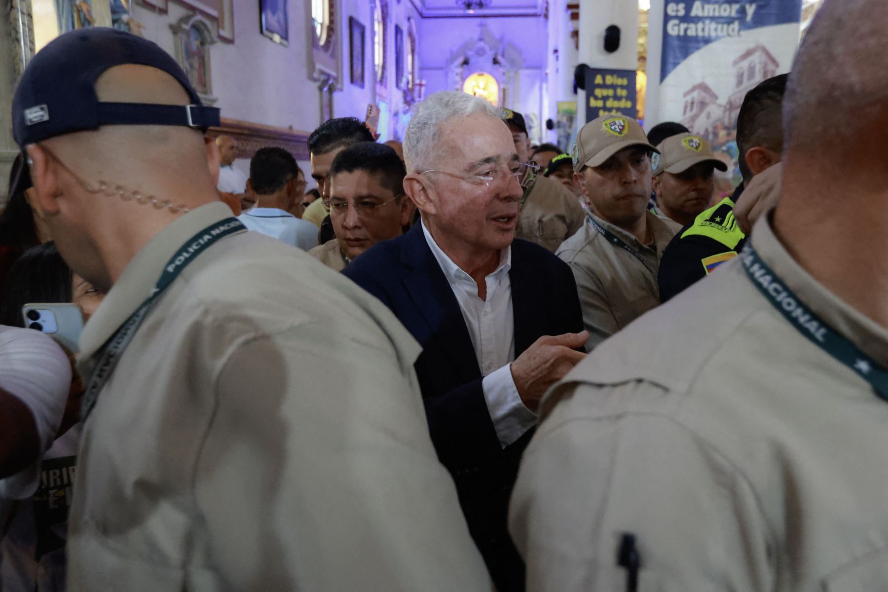 Jueza sentencia a Uribe por delitos y ordena cárcel