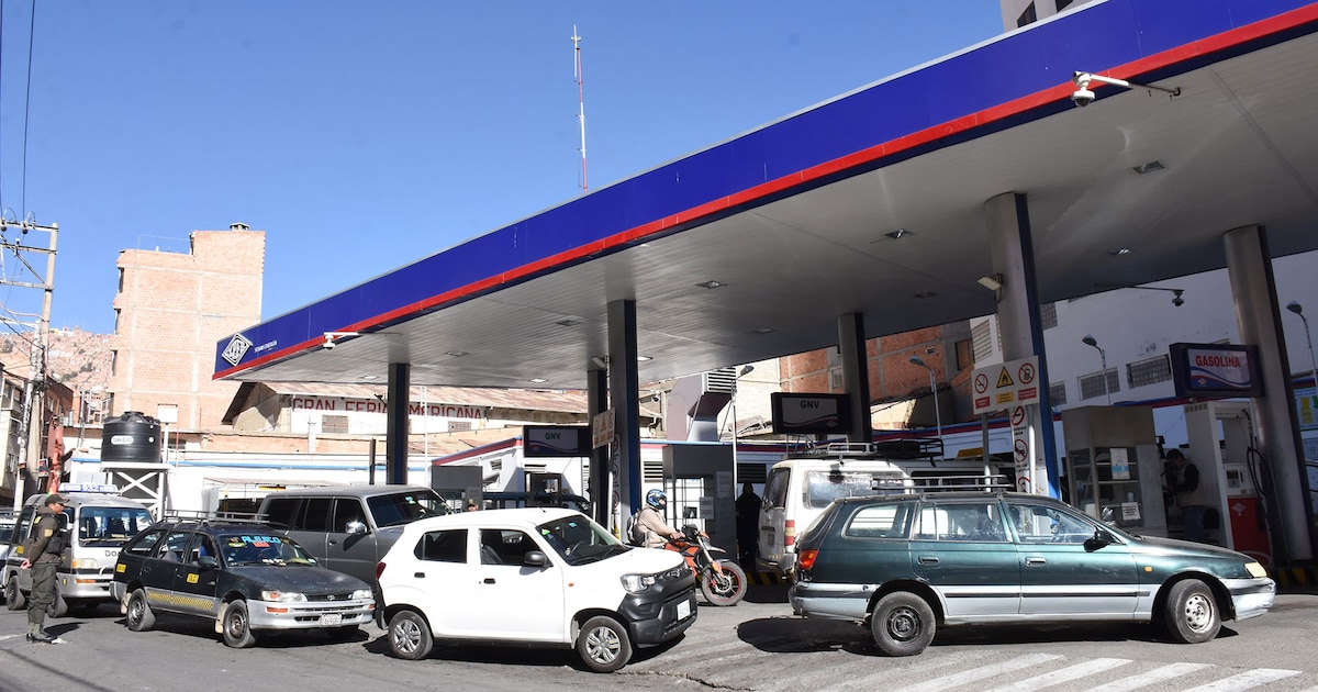 Bolivia bloquea 4.000 vehículos por cargar combustible irregularmente