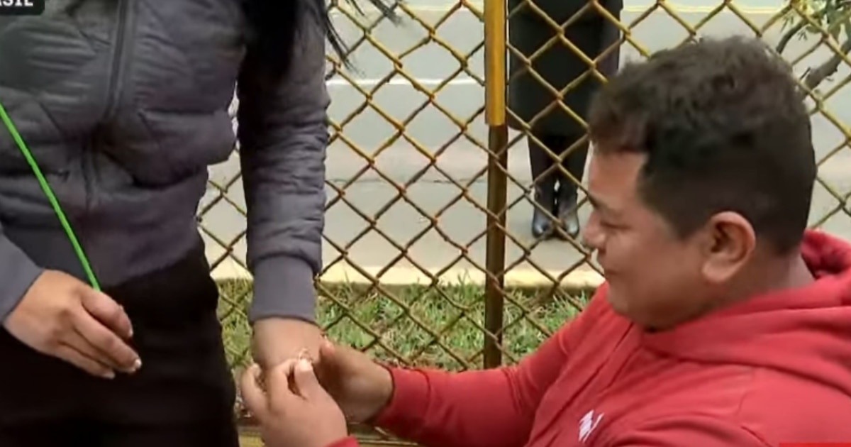Hombre peruano propone matrimonio en la Avenida Brasil durante las Fiestas Patrias 2025, minutos antes de la Parada Militar