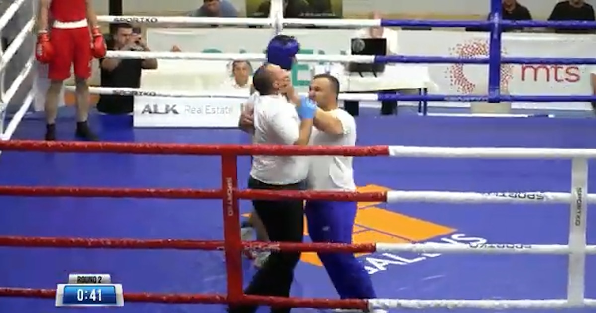 Escándalo en campeonato escolar en Serbia: entrenador ahorca al árbitro durante pelea amateur