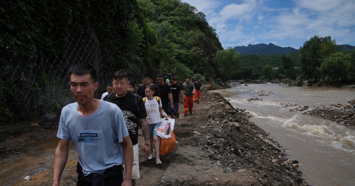 Inundaciones en Beijing dejan 30 muertos y 80,000 evacuados por lluvias torrenciales en China