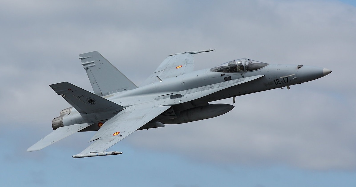 Un caza F-18 del Ejército del Aire realiza maniobra peligrosa en Gijón y desata pánico entre bañistas