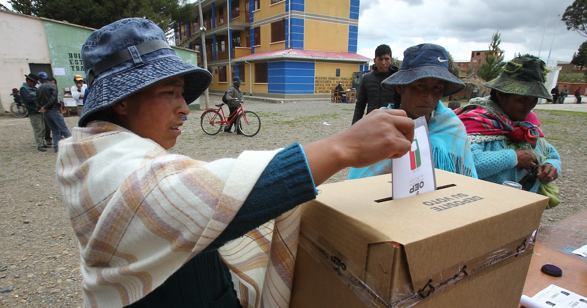El Tribunal Supremo Electoral de Bolivia advierte que quemar urnas es un delito y confirma que el voto nulo es permitido por ley