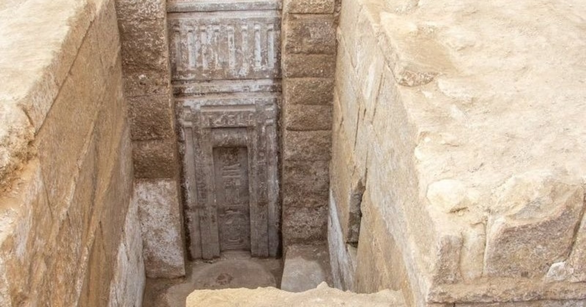 Descubren en Saqqara la mayor puerta funeraria de granito rosa de Egipto que revela un príncipe desconocido de hace 4.400 años
