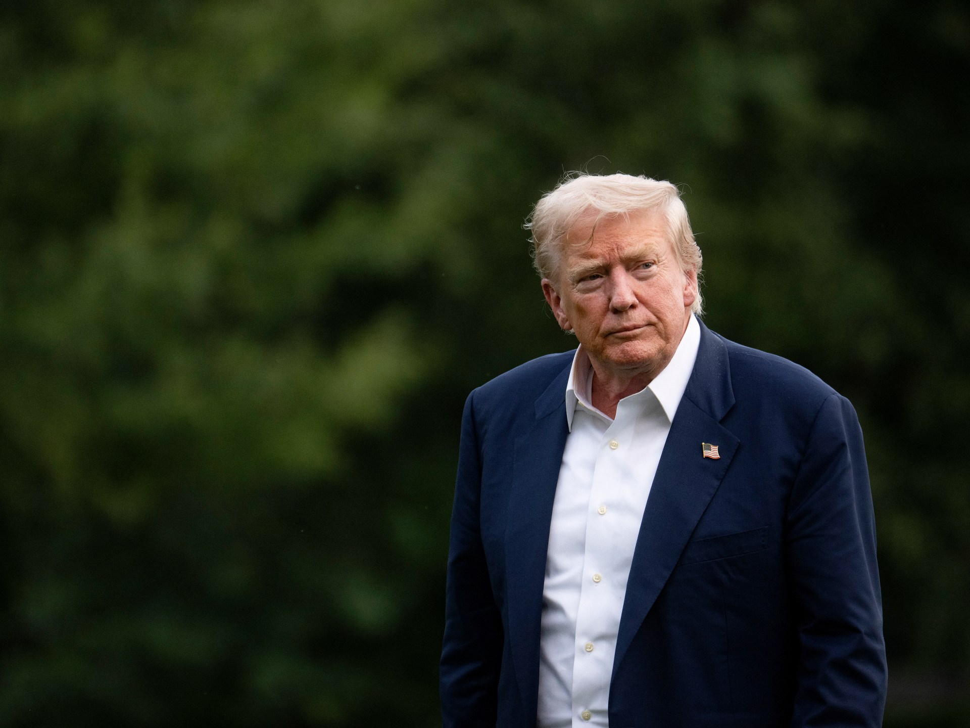 Encuesta revela caída en aprobación a Trump por economía e inmigración en plena polarización electoral