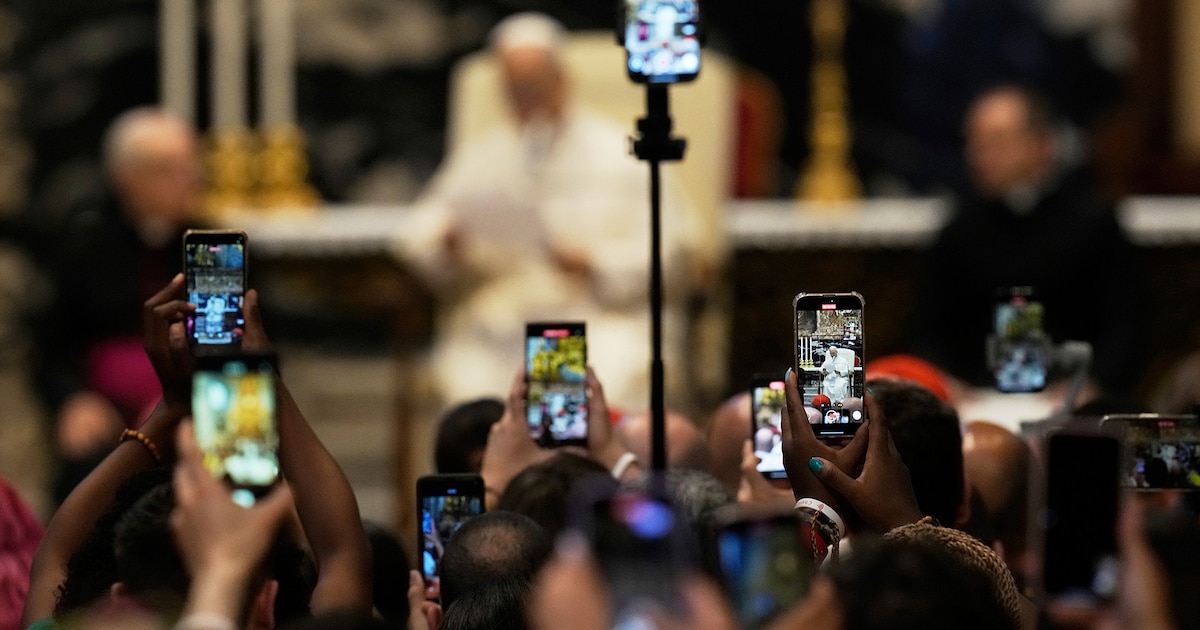 El Papa León XIV advierte: La sociedad hiperconectada fomenta la bulimia digital y el silencio emocional
