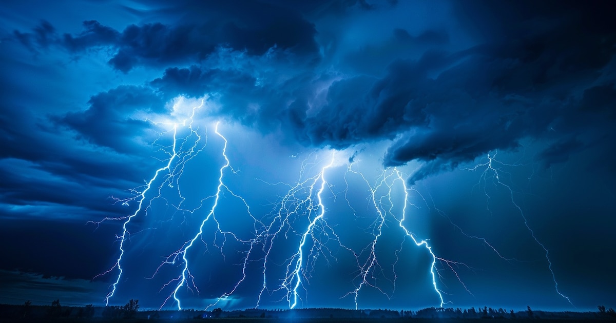 Estudio revela que la retroalimentación fotoeléctrica impulsa la formación de rayos y destellos gamma terrestres en tormentas eléctricas
