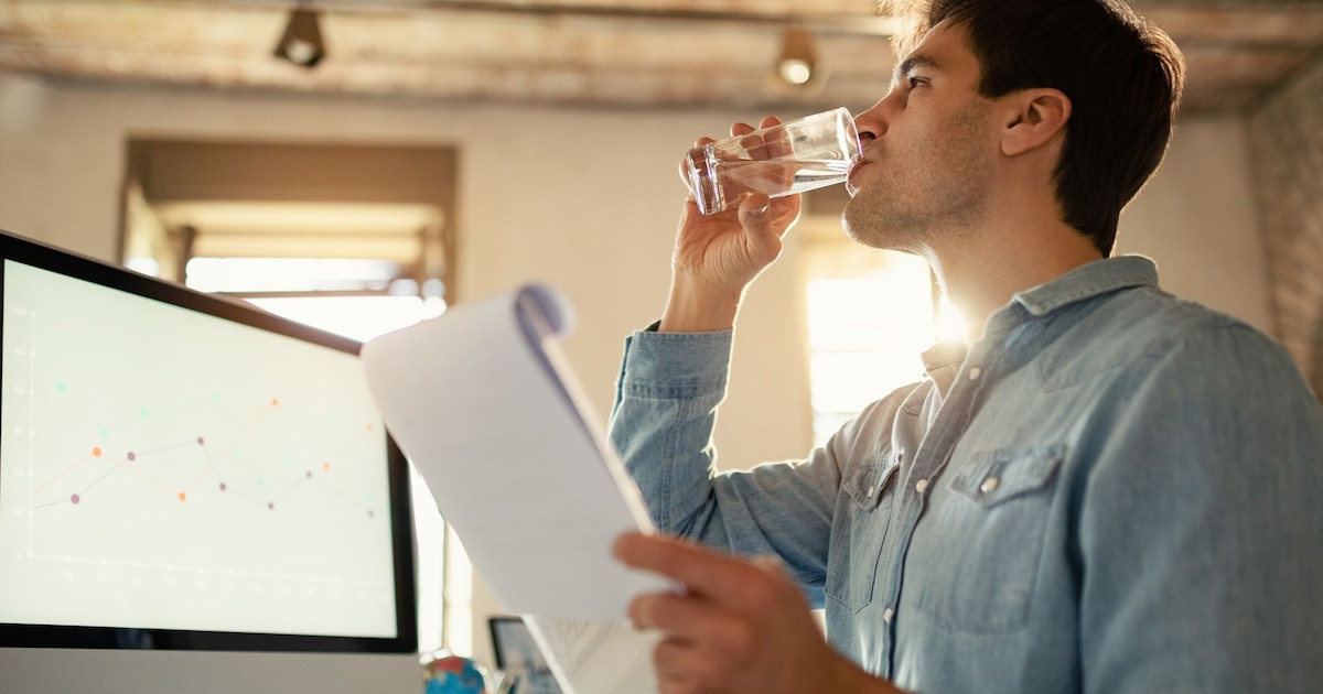 Restricción de agua en oficina genera polémica y cuestiona el clima laboral en redes sociales