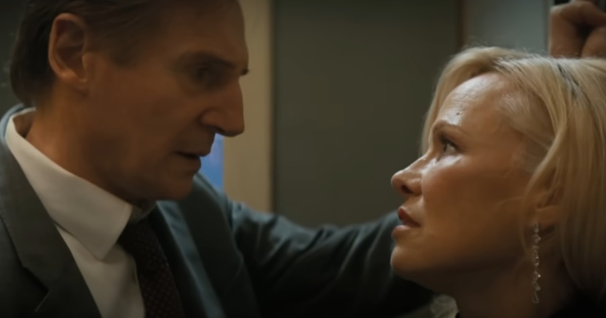 Liam Neeson revela incomodidad por escenas sexuales con Pamela Anderson en ‘The Naked Gun’ y la presencia de un coordinador de intimidad