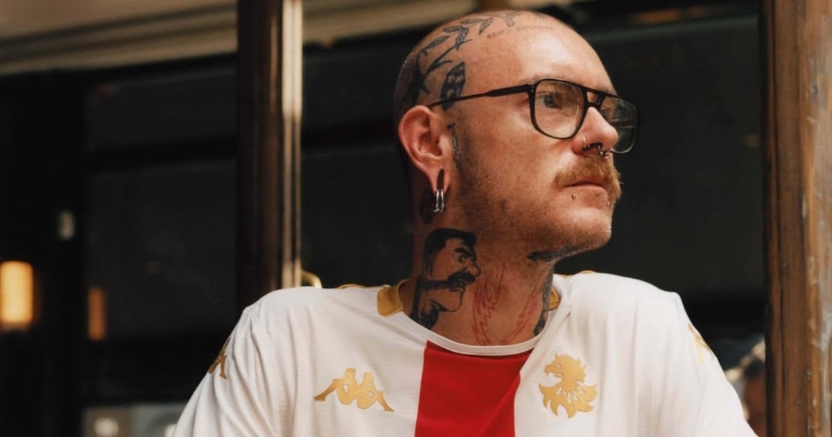 Revelan tatuaje polémico en la presentación de la nueva camiseta del Genoa con guiño histórico a Inglaterra