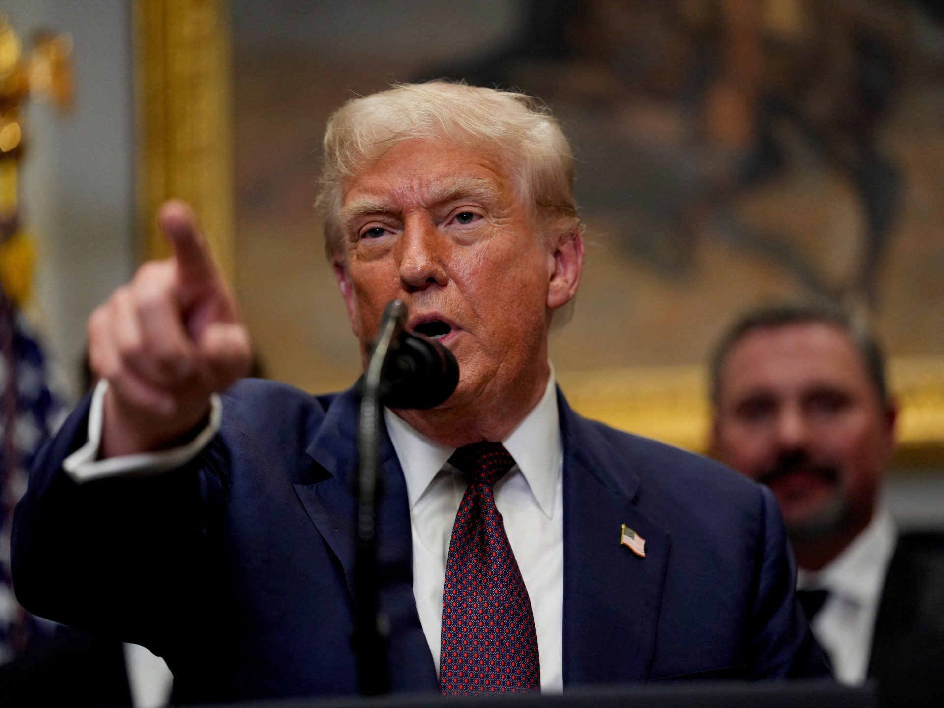 Trump reactiva aranceles a decenas de países y aumenta impuestos a Canadá por disputas comerciales y lucha contra drogas