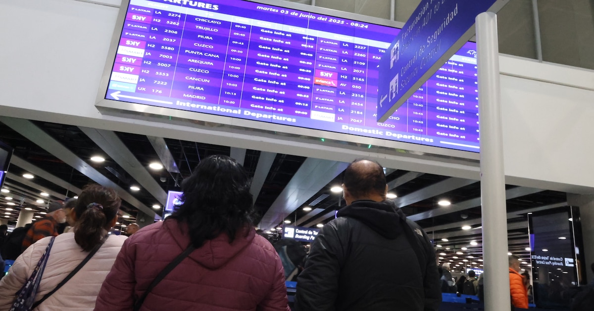 Aeropuerto Jorge Chávez reporta retrasos por desfile aéreo de la FAP