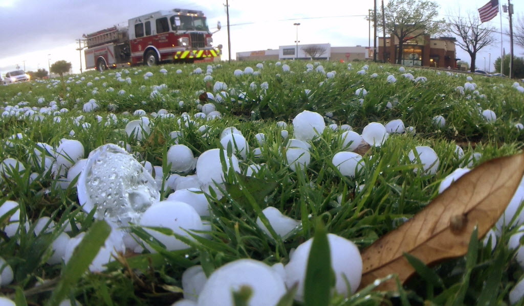 Violenta tormenta con granizo y ráfagas extremas golpea el norte de Texas en plena madrugada