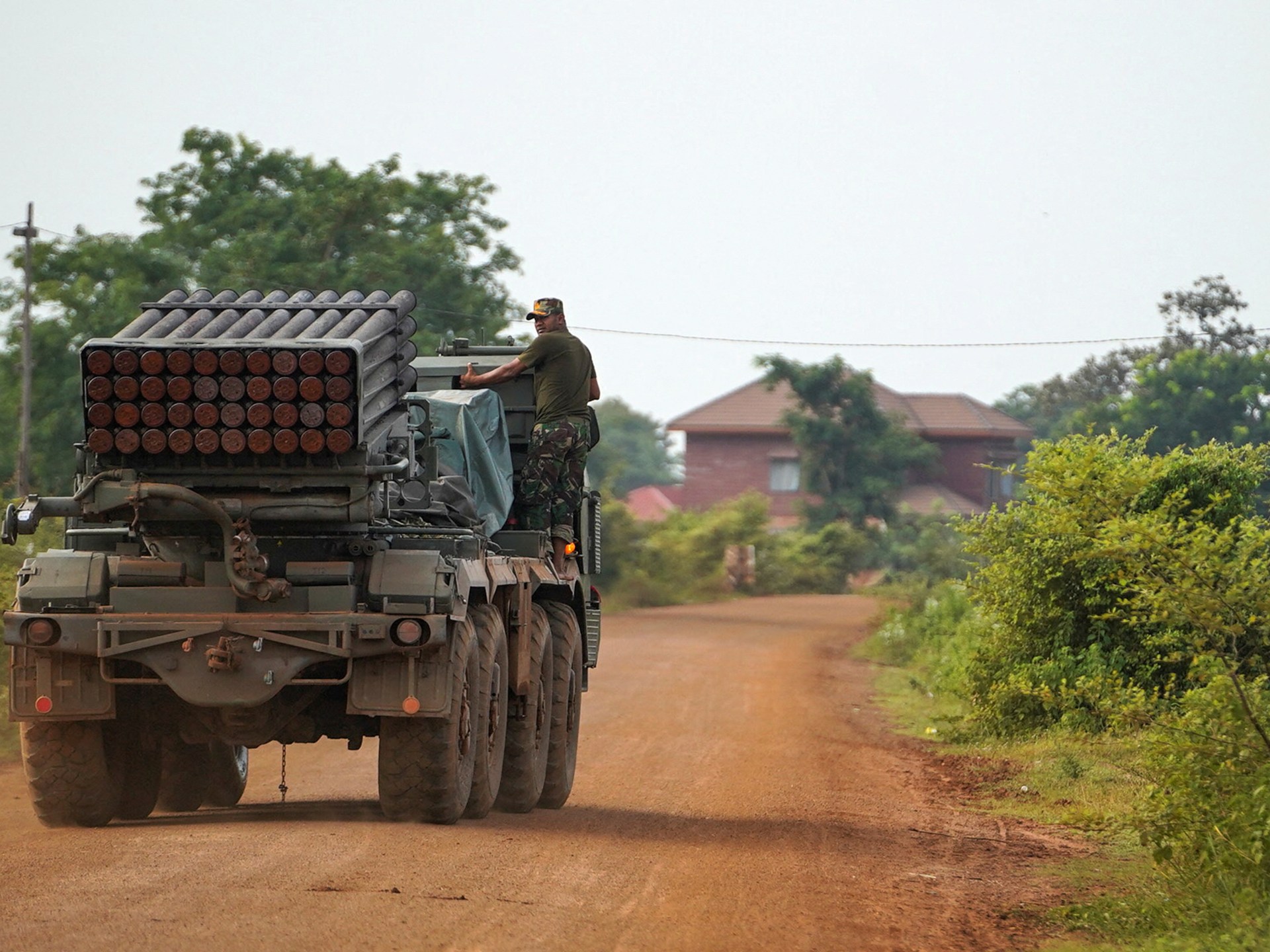 Mueren 15 en enfrentamientos Thai-Camboya; 120,000 huyen frontera
