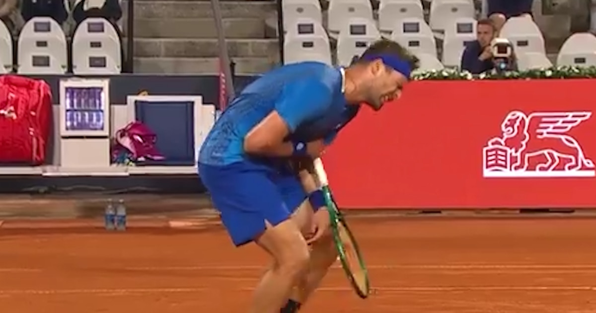 Pelotazo en el pecho en partido de tenis genera polémica mundial