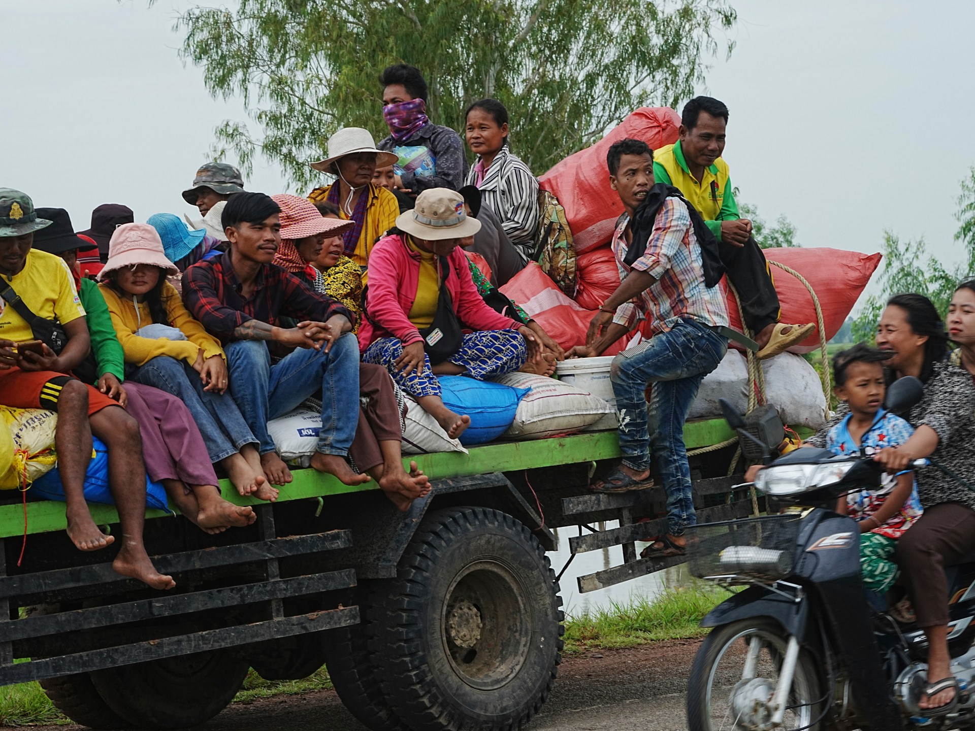 Refugiados camboyanos huyen ante tercer día de enfrentamientos en frontera