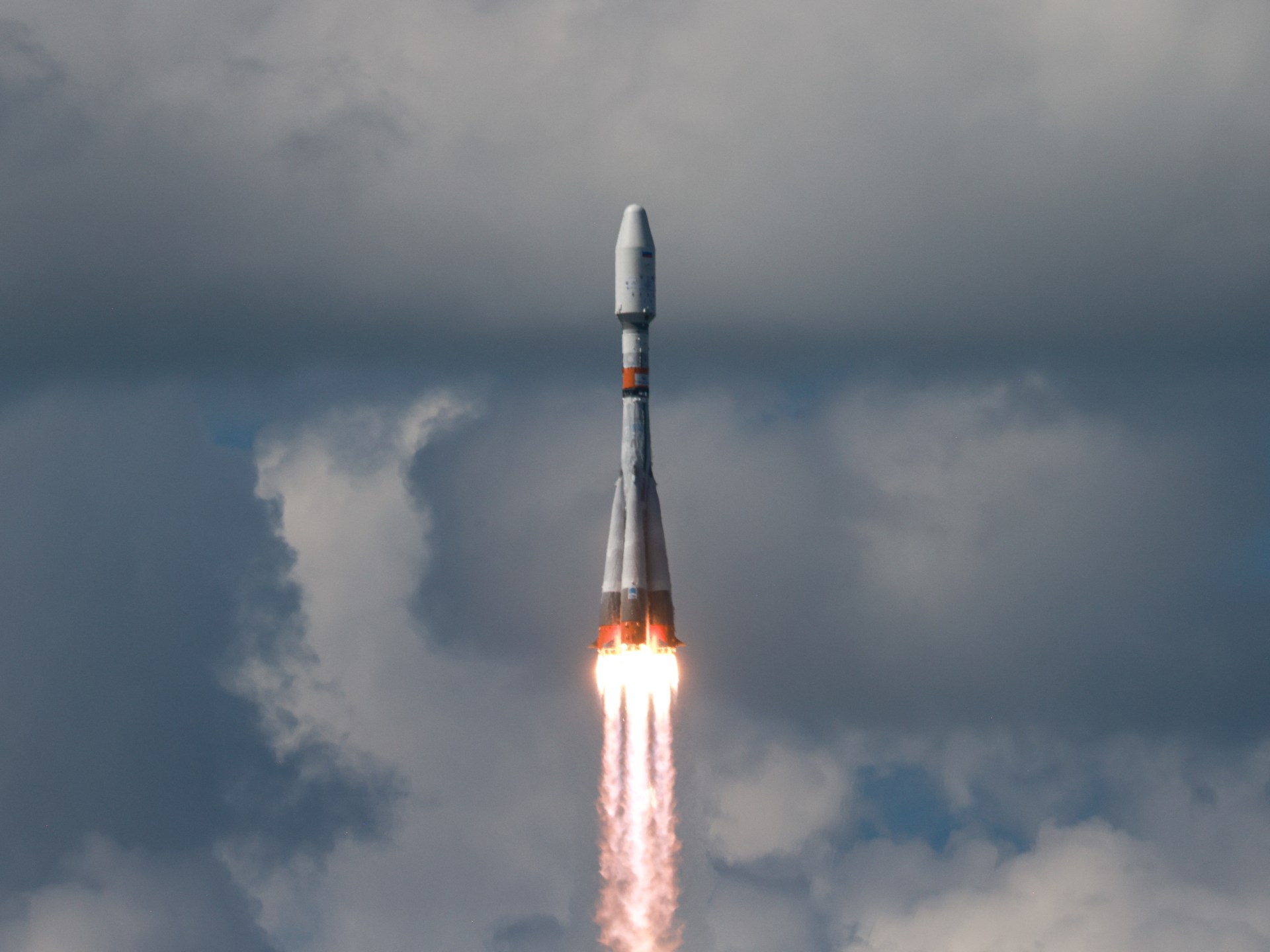 Rusia lanza satélite iraní al espacio, aseguran medios iraníes