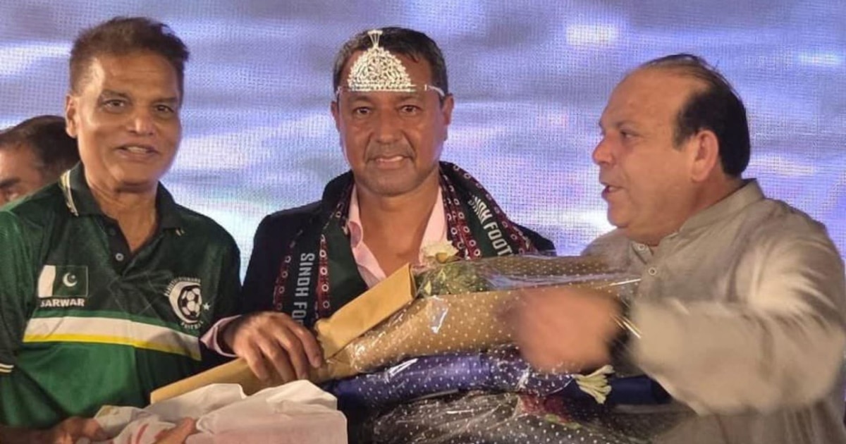 Nolberto Solano recibe homenaje en Lahore con tiara, collares y ceremonia en honor a su liderazgo en la selección de Pakistán