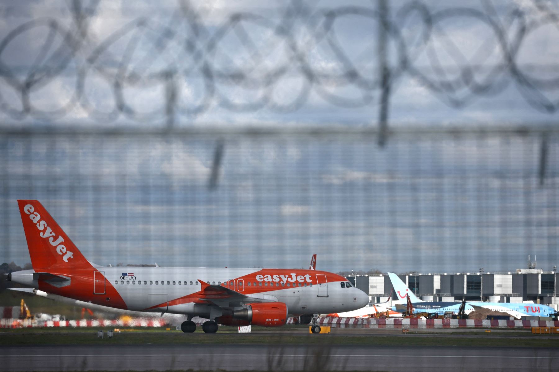 Un vuelo de Easyjet desde Lyon a Oporto regresa tras intento de ingreso forzado de pasajero en estado delirante