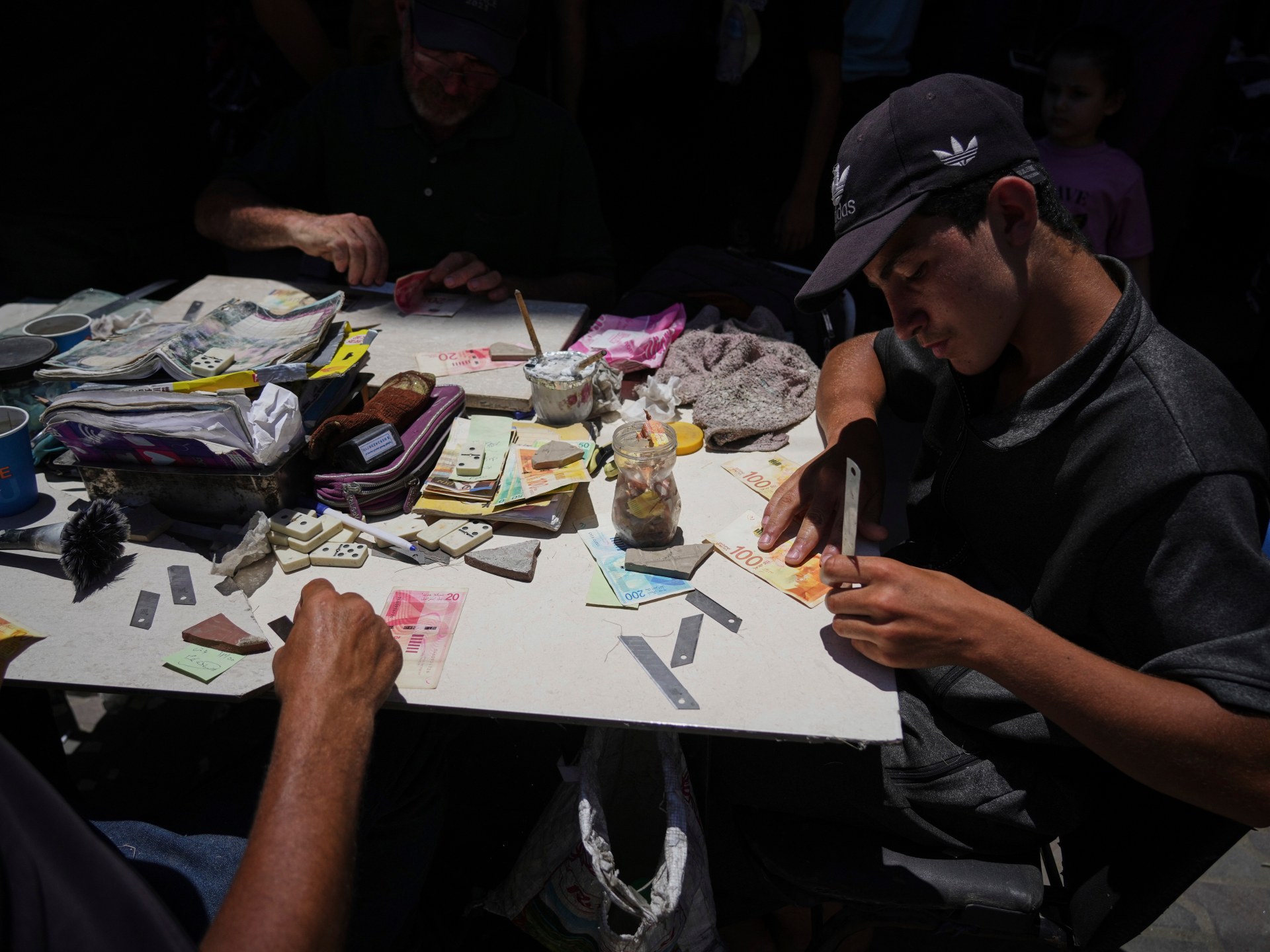 Crédito en crisis: La economía de Gaza colapsa ante la falta de dinero en circulación y bloqueo financiero