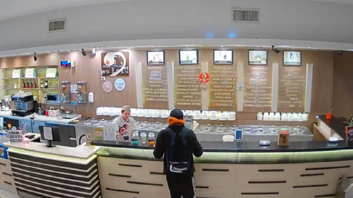 Ladrón en Argentina pide disculpas y roba en una heladería sin violencia, sorprende por su actitud inusual