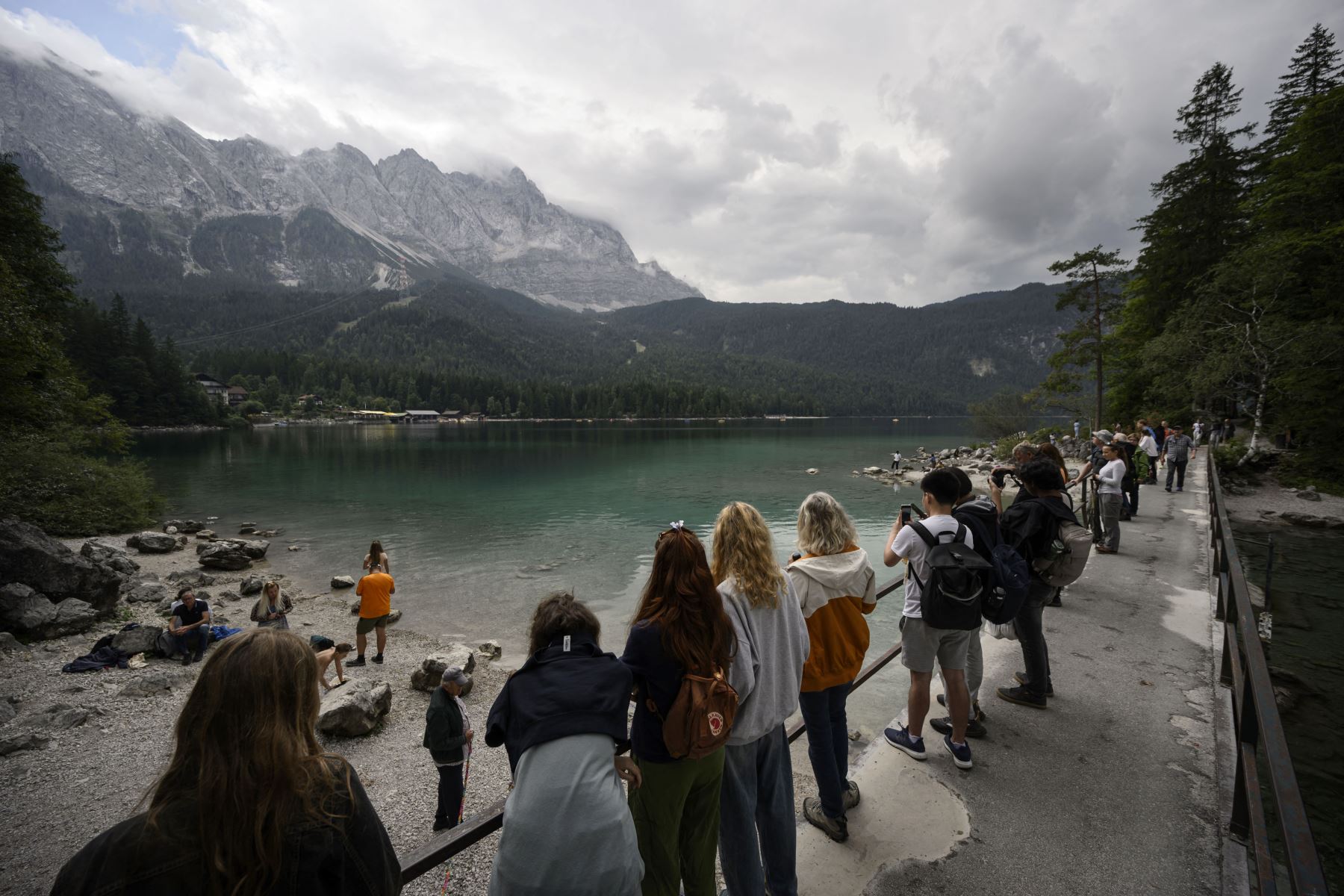 El turismo masivo arrasa con el Eibsee, el «Caribe de Baviera», y amenaza su entorno
