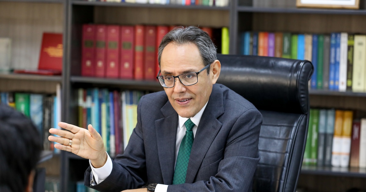 Helder Domínguez, vicepresidente del Tribunal Constitucional, rechaza ley que otorga investigación preliminar a la Policía y cuestiona posible reforma encubierta en la Constitución