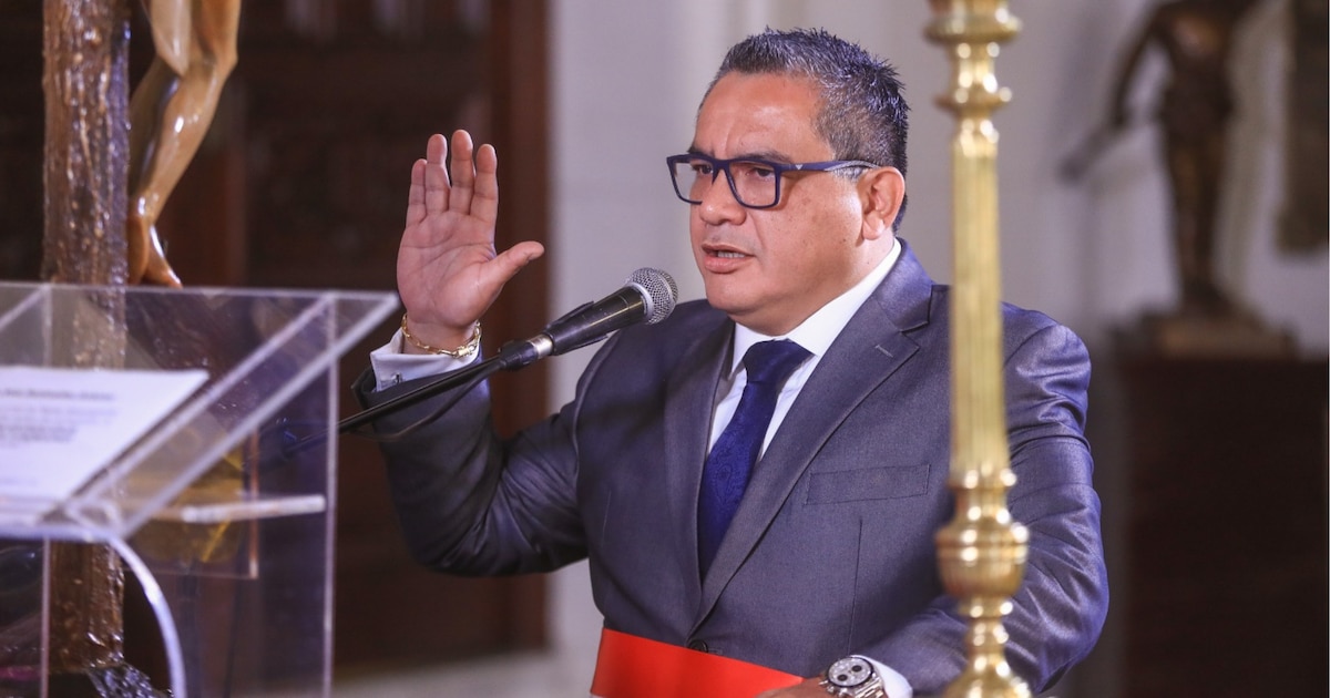 Dina Boluarte nombra a Juan José Santiváñez como nuevo ministro de Justicia y Derechos Humanos, en medio de su polémico regreso al gabinete