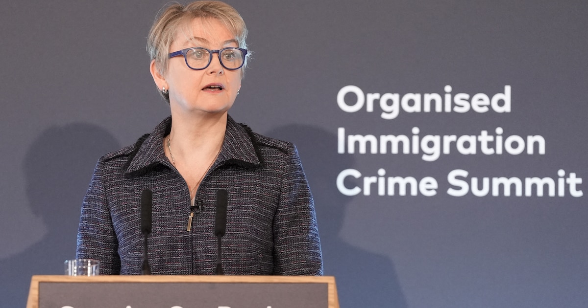 Reforma del sistema de asilo en Reino Unido busca acelerar procesos y reducir uso de hoteles para migrantes ante protestas y presión social