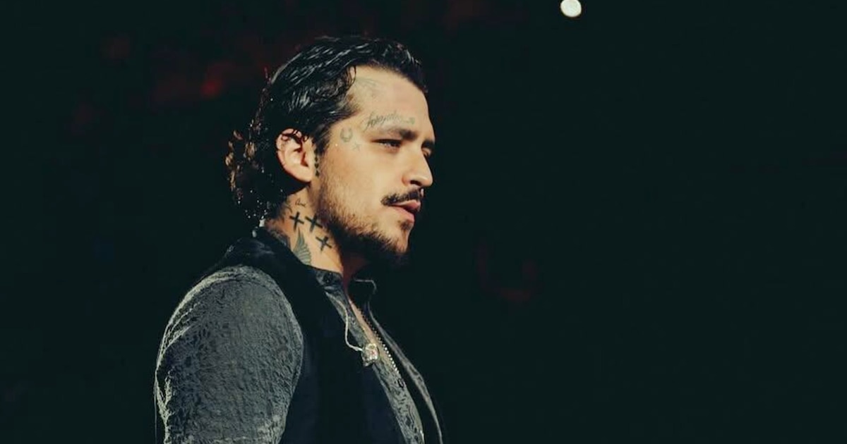 Christian Nodal Bajo el Escenario: Revelan Conversación Íntima con Fan que Complica su Narrativa Sobre Relación con Ángela Aguilar