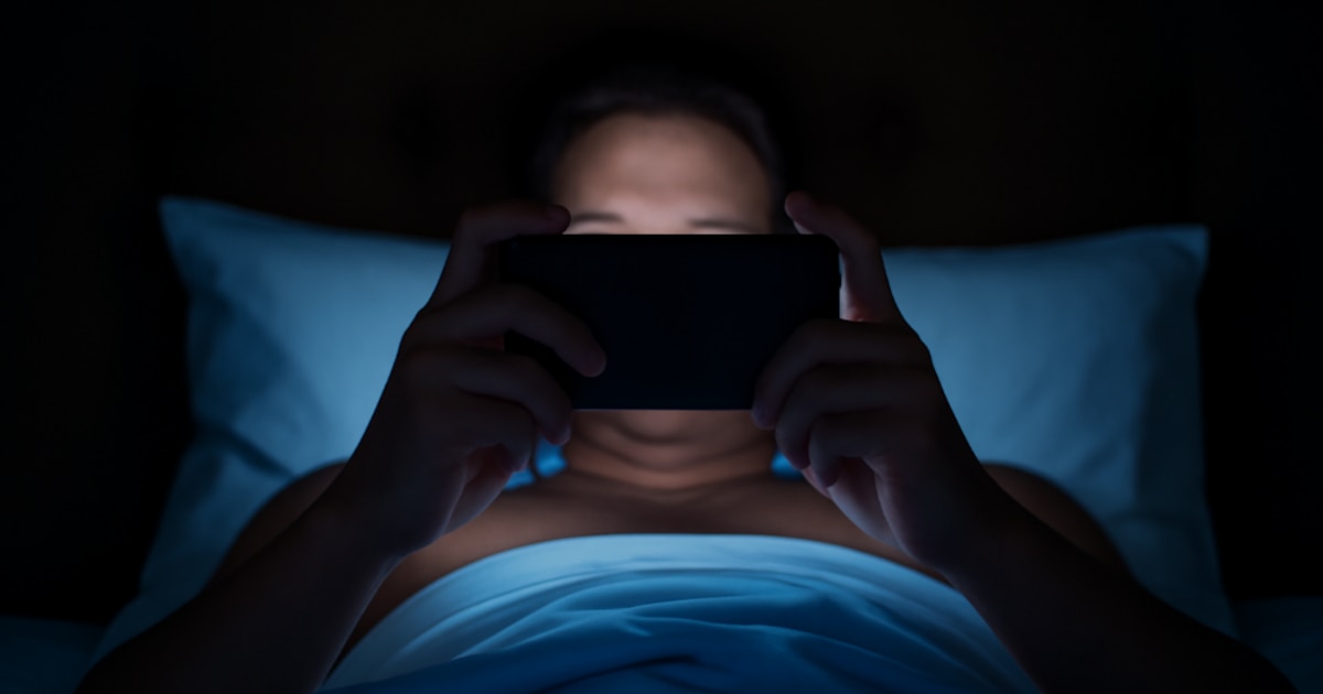 Restricción de 72 horas en uso de celular altera neurotransmisores clave en jóvenes adultos, revelan estudios científicos