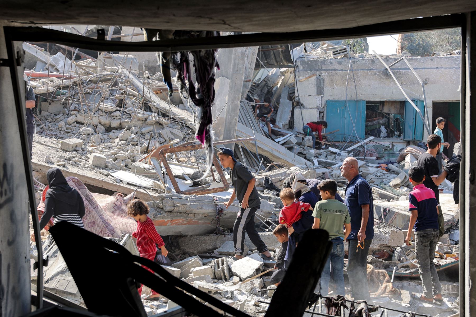 Mueren cuatro periodistas en ataque israelí en hospital de Gaza, entre ellas reporteros de Reuters, Al Jazeera y AP