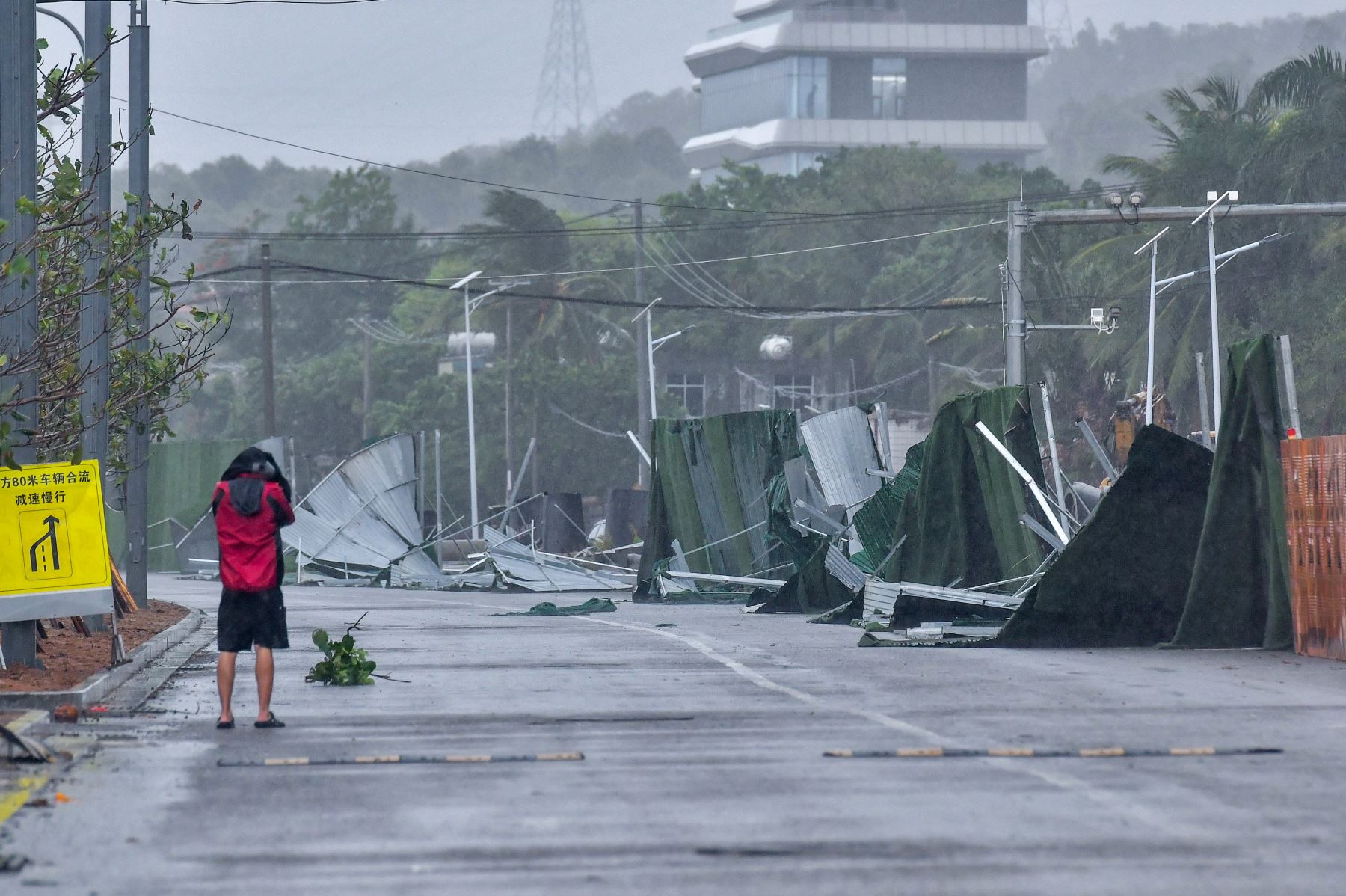Vietnam en alerta máxima por tifón Kajiki: más de 20,000 evacuados y riesgo de inundaciones en seis provincias