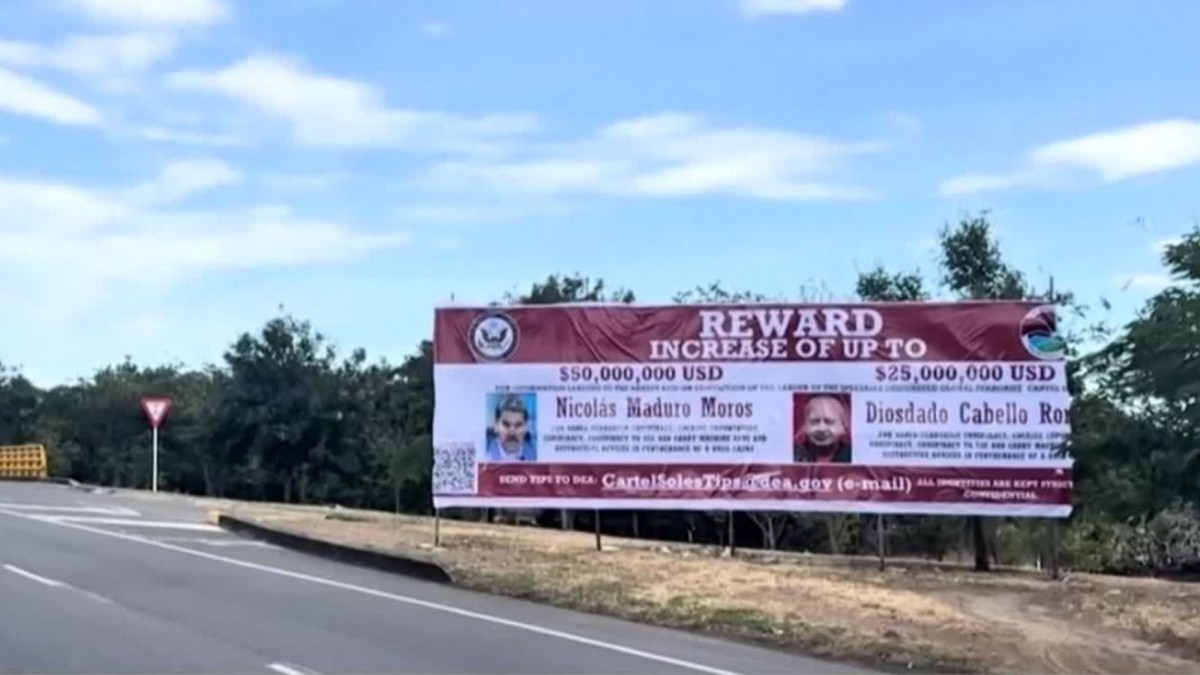 ¡Impactante! Publican hasta 50 millones de dólares en una gigantesca propaganda en la frontera de Colombia y Venezuela exigiendo la captura de Nicolás Maduro y ofreciendo recompensa millonaria