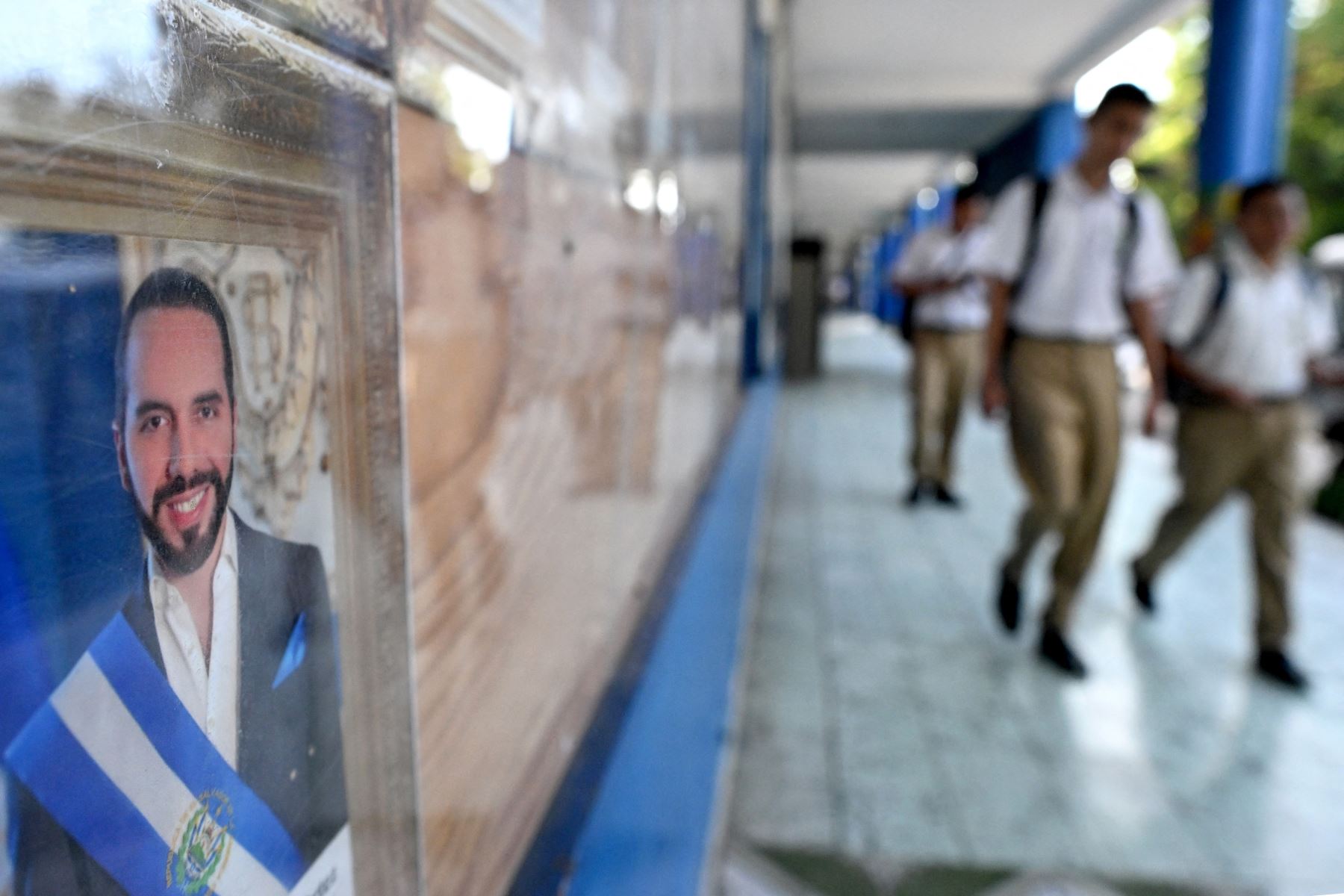 Bukele defiende medidas de disciplina escolar en El Salvador para prevenir pandillas y evitar repetir tragedias del pasado