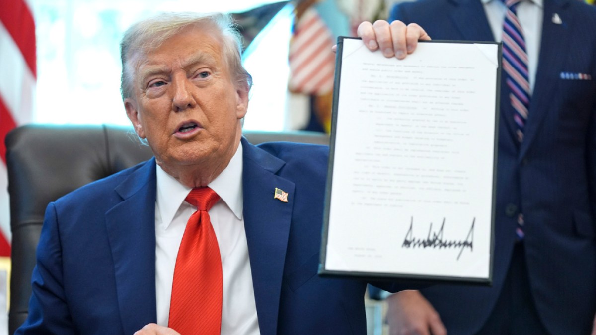 Trump prohíbe quemar la bandera de EE.UU, en contra de protecciones constitucionales
