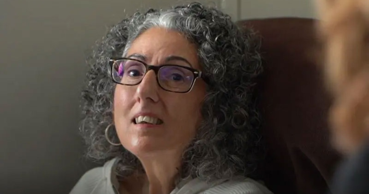 Mujer con trastorno neurológico recupera la voz tras 25 años con ayuda de IA