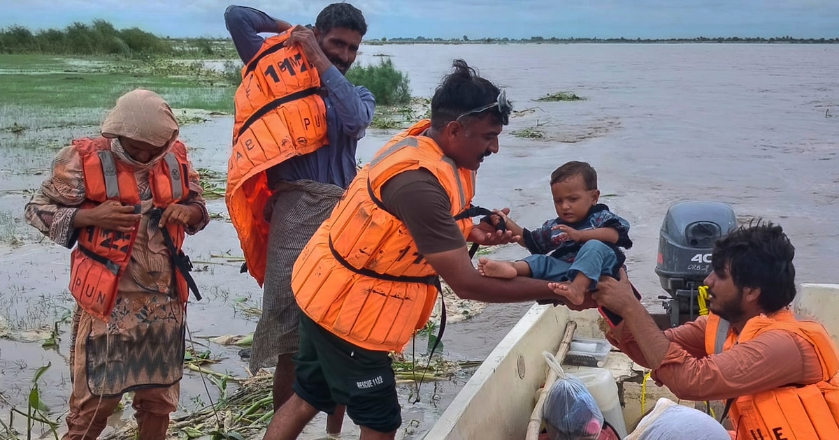 India libera agua de represas, Pakistán evacua a miles por riesgo de inundaciones