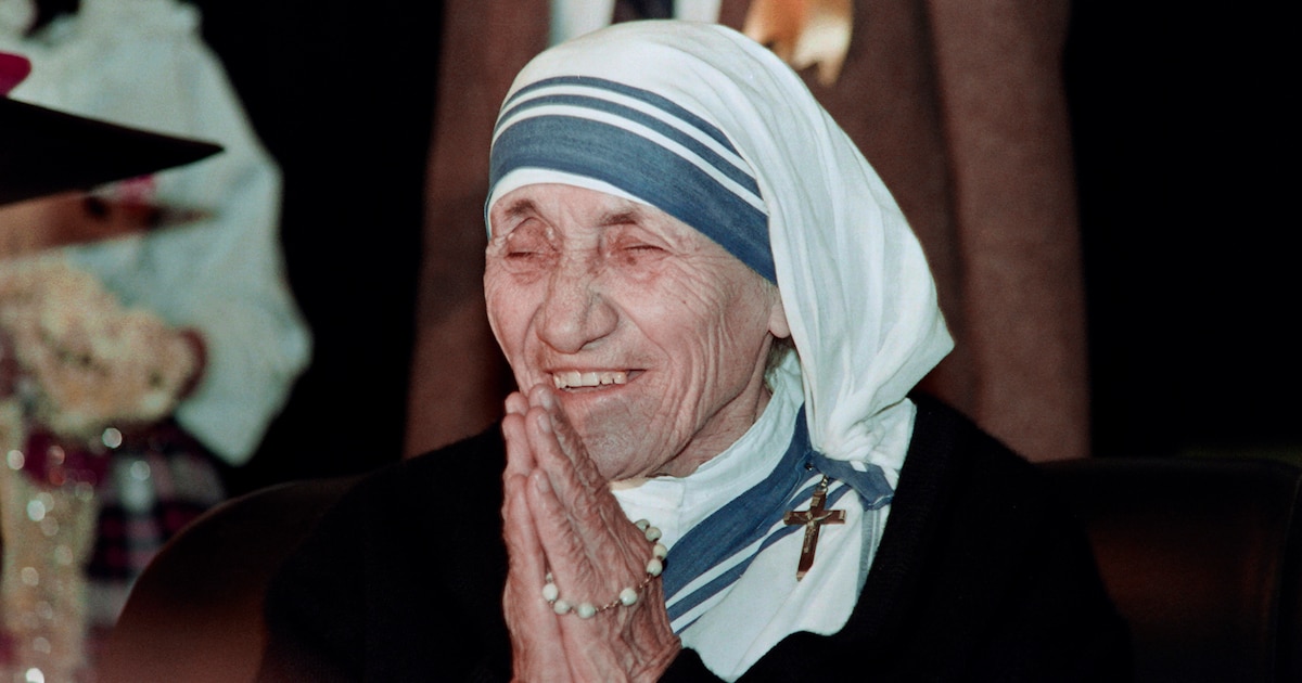 La historia de Teresa de Calcuta, monja que asistía a moribundos y enfrentó acusaciones de vínculos con dictadores
