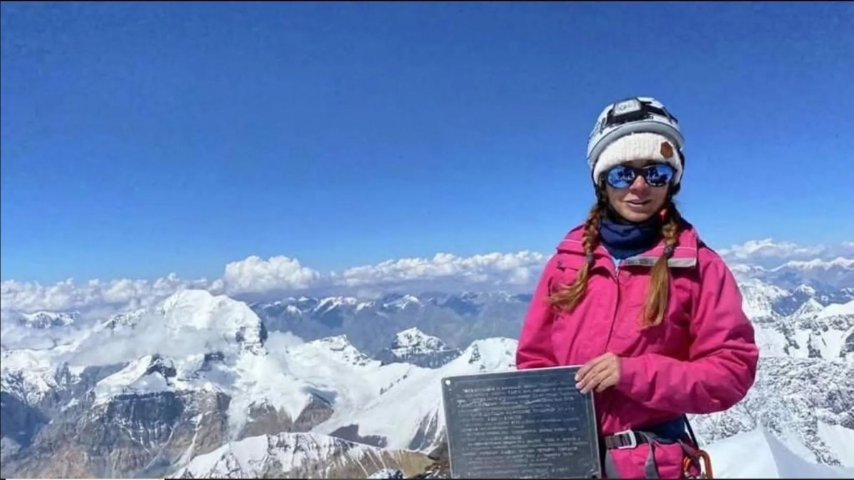 Hijo de alpinista rusa pide ayuda tras sufrir fractura en la cumbre del Tien Shan